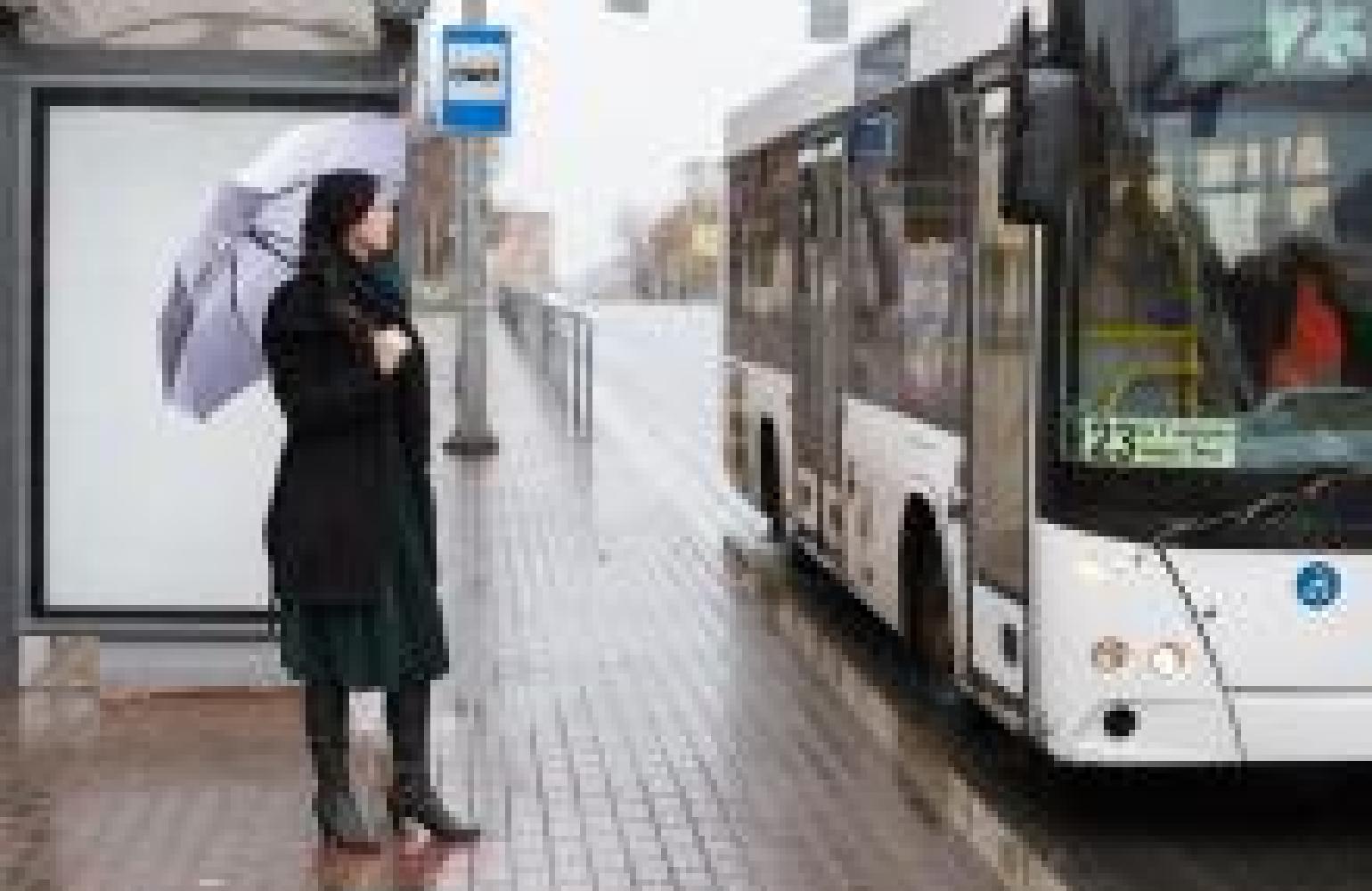 Ждать следующего автобуса. Ждать автобус. Люди ждут автобус. Девушка ждет автобус. Ожидание автобуса.